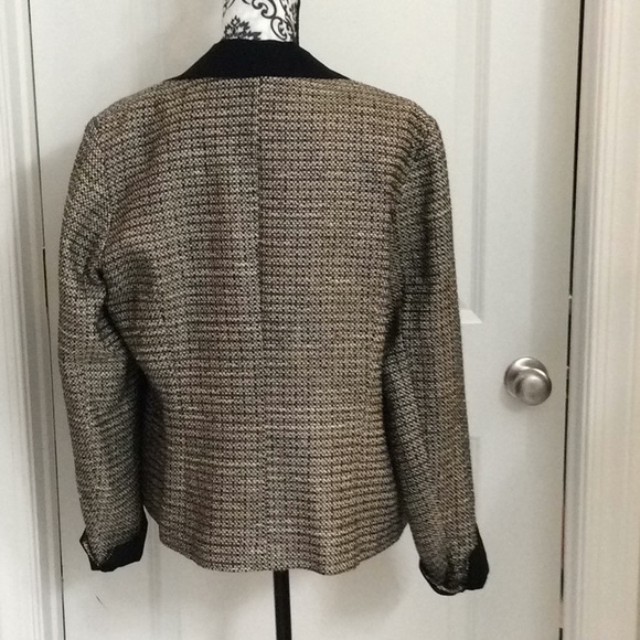 NWOT.  Ladies tie front jacket - Picture 6 of 8